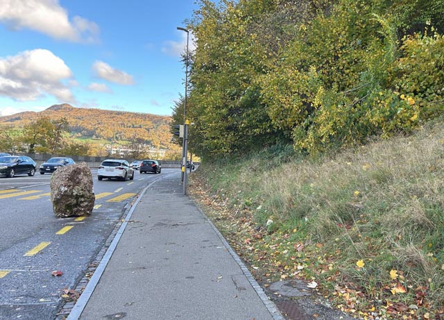 Von einer Scharte am Martinsberg in Baden brach kurz vor 17 Uhr ein Felsbrocken ab. Foto: Polizei Aargau